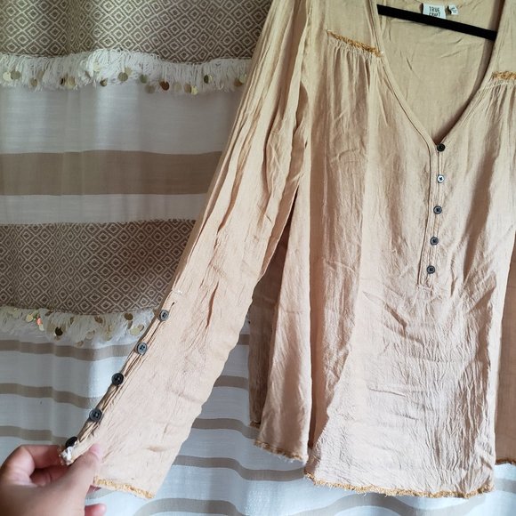 True Craft | Gold Raw Hem Flax Button V-Neck Top - Picture 3 of 7